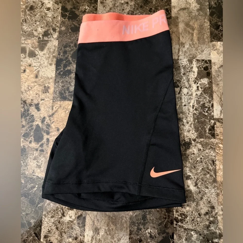 Nike Pro women’s 4” short DRI FIT black and light orange color size L EUC